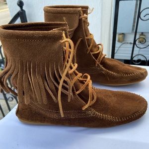 Minnetonka fringe suede moccasins lace up